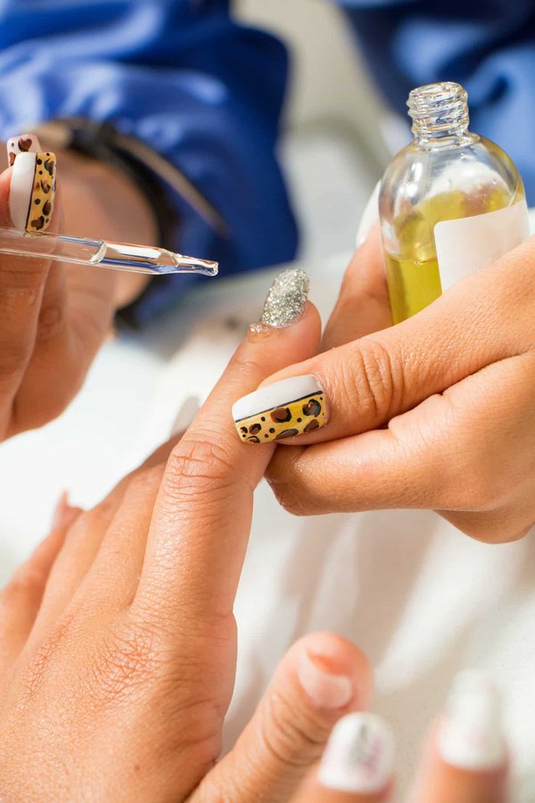 Votre guide complet sur les faux ongles : de la pose à l'entretien
